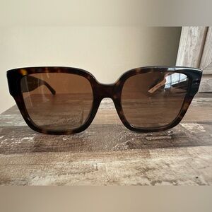 TORY BURCH OVERSIZED SQUARE LOGO SUNGLASSES 🕶️